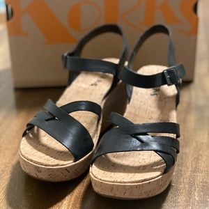 Korks, Jenneve Wedge Sandal, Black size 8